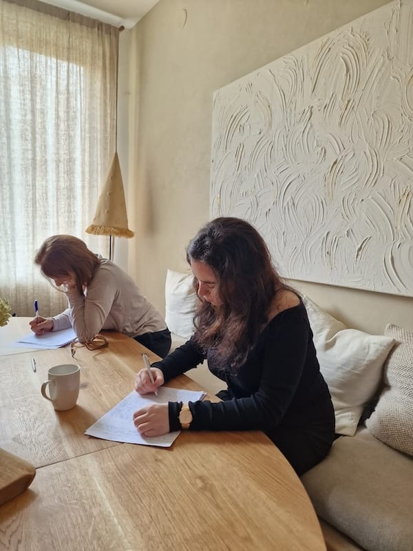 ателиета терапевтично писане, групови събития, тийм билдинг в софия, софия, комуникация в екипа, креативност, подкрепа, психично здраве, фирмено събитие, творчески процес, подкрепяща среда, софия, психична помощ, психична подкрепа, емоционална подкрепа, терапевтична практика